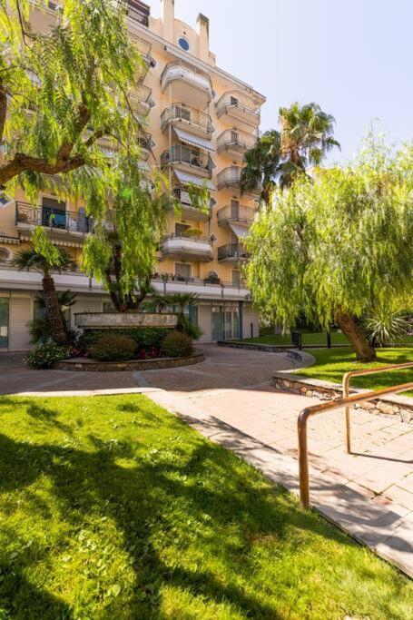 Centrale Vicino Spiagge E Ciclabile + Box-Auto ! Apartment Arma di Taggia Exterior photo